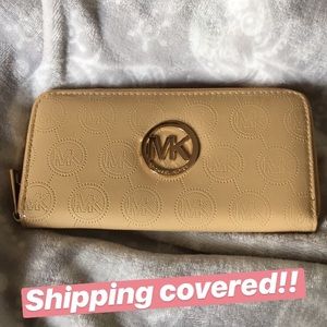 Michael Kors tan wallet ‼️
